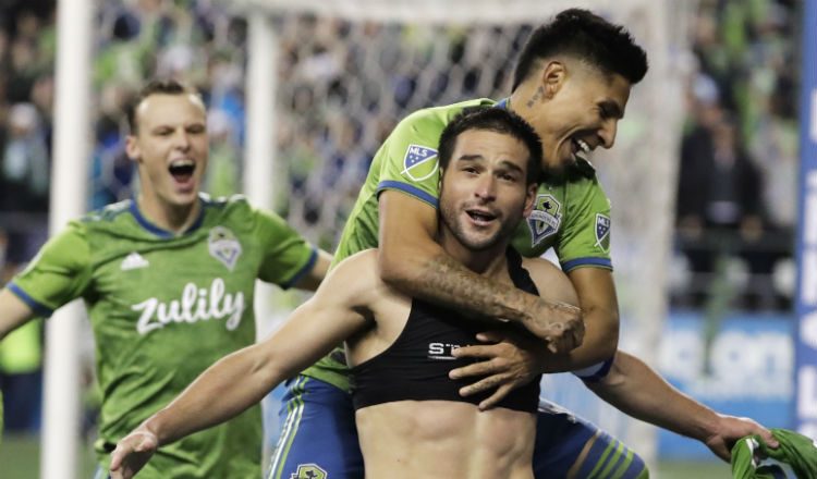 Lodeiro (derecha) celebra su gol con Ruidíaz (c) Foto AP