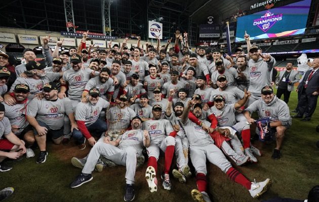 Nilson Robledo celebró por todo lo alto la histórica conquista.