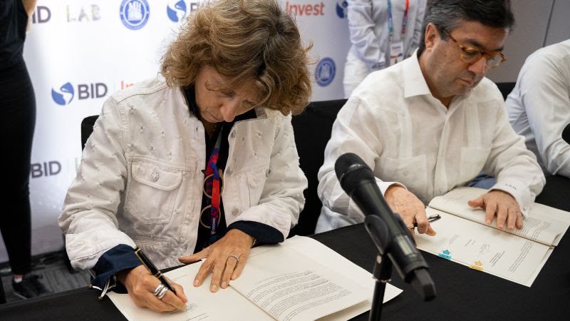 Pituka Ortega Heilbron, Directora General de la Fundación IFF Panamá y Luis Alberto Moreno, Presidente del Banco Interamericano de Desarrollo (BID), firman convenio de cooperación. Foto: IFF Panamá
