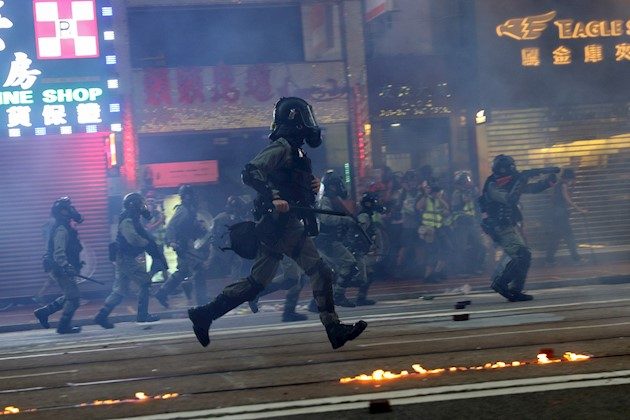 Según la ley hongkonesa, cada candidato puede congregar en un mitin a un máximo de 50 personas sin requerir permiso policial. Al haber 128 candidatos, podrían reunirse 6.400 personas sin incumplir la ley.