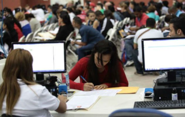 En los últimos años los contratos de trabajo registrados en el Mitradel han caído. Foto/Archivo