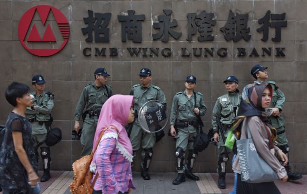 Hong Kong vivió ayer una de sus jornadas más violentas con enfrentamientos entre las fuerzas antidisturbios y grupos de manifestantes.
