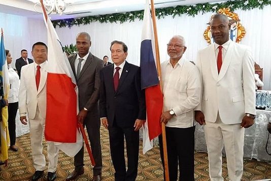 Irving Saladino recibe el Pabellón Nacional y el presidente Cortizo. Foto:Cortesía/presidencia.