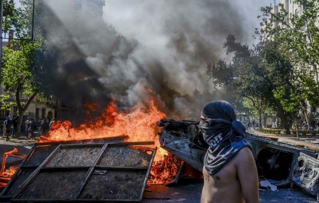 Protestas por aumento en tarifas del metro se volvieron mortalmente violentas en Santiago de Chile. Foto/ Tomas Munita para The New York Times.
