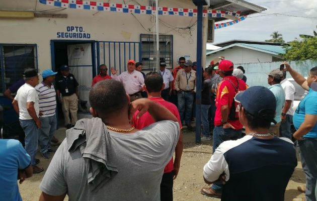 Pescadores artesanales protestan por cierre del antiguo muelle fiscal.