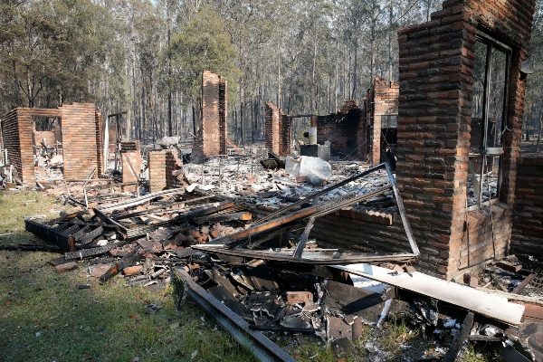 Los restos de la residencia en Four Paws embarque perreras arde a lo largo de la autopista del Pacífico al sur de Taree, Nueva Gales del Sur, Australia. FOTO/AP