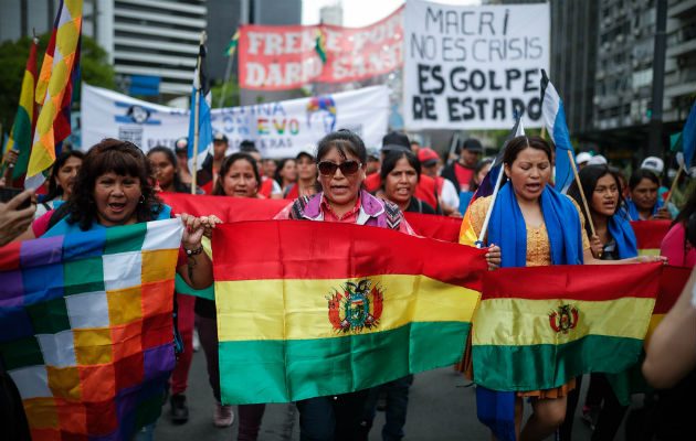 Manifestantes rechazan  el "golpe de Estado" contra Evo Morales. Foto/ EFE