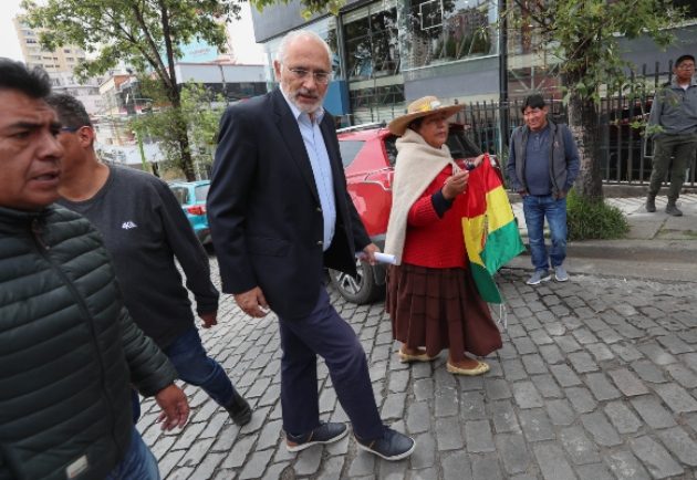 Carlos Mesa dijo que Evo Morales debe estar inhabilitado para postularse de nuevo a unos comicios. FOTO/EFE