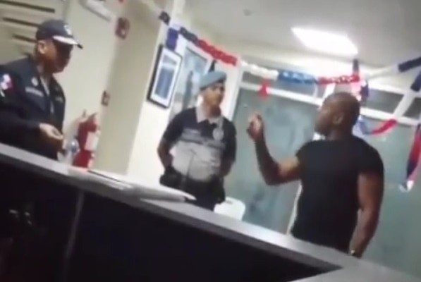 El diputado Jairo "Bolota" Salazar (dcha.) discute con un subcomisionado de la Policía Nacional, en el cuartel Altos de Los Lagos, en Colón.