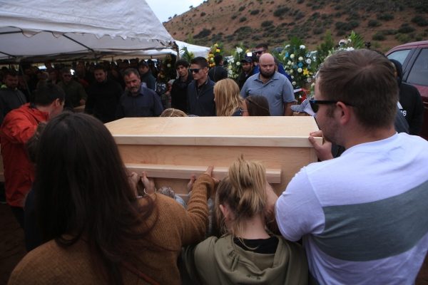 Familiares y amigos asisten al funeral de las nueve personas víctimas de una masacre este viernes en el estado de Sonora. FOTO/EFE