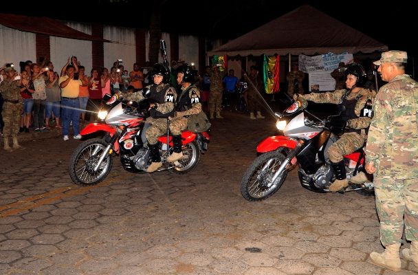 Las Fuerzas Armadas patrullan las calles junto con la policía con el fin de controlar las manifestaciones y saqueos que se generaron en el país luego de la renuncia de Evo Morales. FOTO/EFE