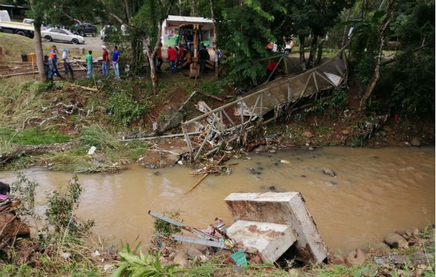  Ya se procedió a remover los restos del puente del cauce del río. Foto: Eric A. Montenegro.