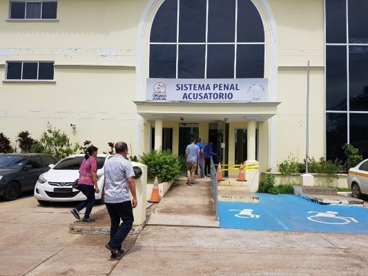Durante la audiencia el Ministerio Público informó que en el mes de enero del 2019, el imputado agredió a su pareja en la residencia ubicada en el sector de Pedregal distrito de David,