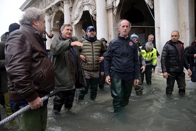 La Fenice, que data de 1792, esperaba inaugurar la temporada lírica el próximo domingo 24 con el "Don Carlo" de Verdi, aunque ha tenido que cancelar diversos ensayos desde el martes por los daños causados en el sistema eléctrico del centro.