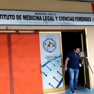 La menor en compañía de sus padres acudió al Instituto de Medicina Legal y Ciencias Forenses. Foto/Mayra Madrid
