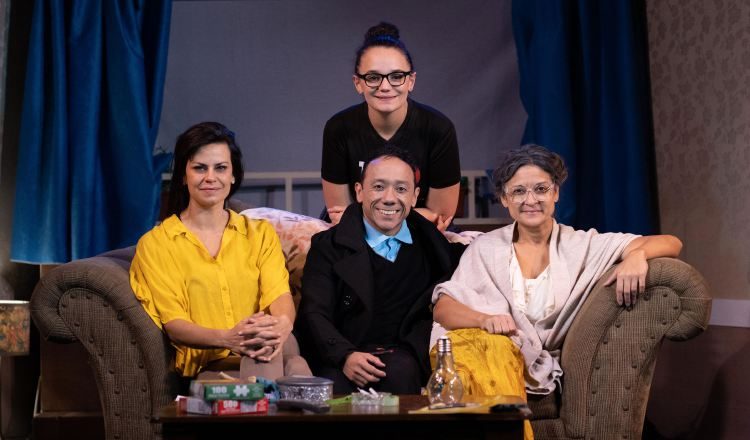 Direcctora y elenco de '100 metros cuadrados', en cartelera en Teatro La Estación. De pie, Mercedes Gintoli. Sentados: Yarelí Cartín, Abdiel Tapia y Enithzabel Castrellón. Foto: Cortesía.