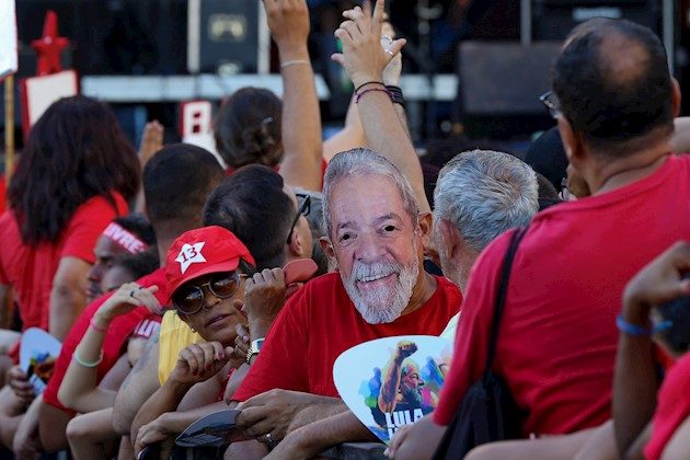En el mitin, el expresidente volvió a culpar al exjuez Sergio Moro, actual ministro de Justicia del Gobierno de Bolsonaro, de orquestar, junto con el líder de ultraderecha, "la cuadrilla", que lo puso en la cárcel.