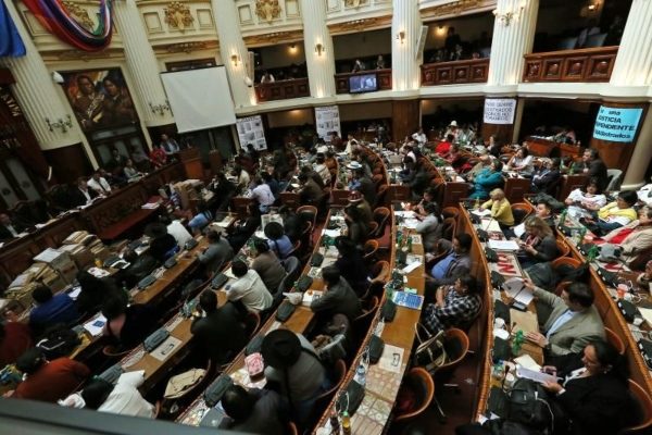 En Bolivia existe el precedente de una crisis similar en 2005 con Eduardo Rodríguez Veltzé de presidente, en la que los comicios fueron convocados por decreto, una vía que podría utilizar Áñez. FOTO/EFE
