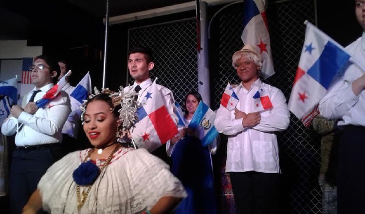 "Una bandera", de Ernesto 'Neco' Endara está en cartelera desde el lunes de esta semana hasta este viernes 22 de noviembre, en el Auditorio Tomás Clavel de la USMA. La dirige Félix Gómez. Foto: Cortesía.