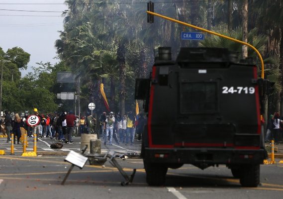 Grupos de manifestantes se enfrentan a la policía y al Escuadrón Móvil Antidisturbios (ESMAD), durante el Paro Nacional. FOTO/EFE