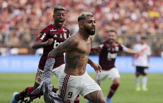 Gabriel del Flamengo festeja el segundo gol del equipo brasileño. Foto:AP
