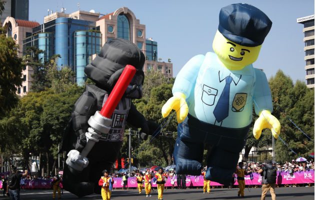 Cientos de personas en la quinta edición del desfile navideño "Bolo fest# este sábado, en Ciudad de México. Foto: EFE.