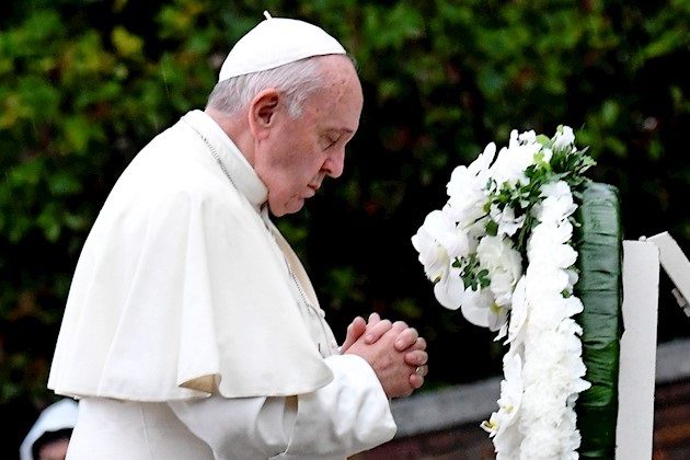 El papa Francisco viajó este domingo a Hiroshima, donde Estados Unidos lanzó la bomba atómica en 1945 y allí en un duro discurso denunció "que el uso de la energía atómica para la guerra es un crimen".