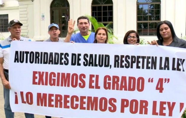 Los asistentes de laboratorio clínico llegan a su tercer día de paro, mientras negocian con autoridades del Minsa.