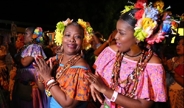Llevan adornada su cabeza con flores de colores. Fotos: Cortesía MICI/MiCultura