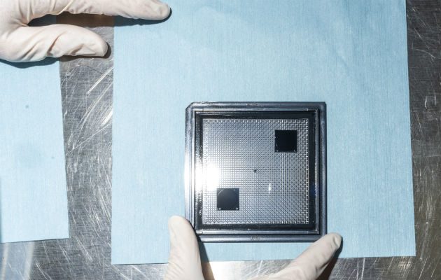 Dos discos negros de nanotubos de carbono en el Instituto Nacional de Estándares y Tecnología. Uno absorbe más luz. Foto/ Matt Roth.