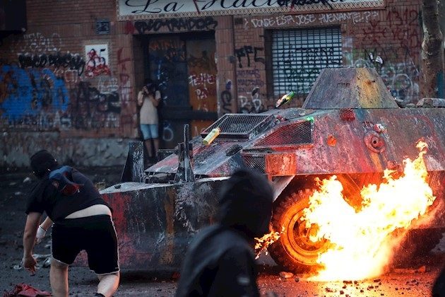 La protesta llama a aprovechar su 70 cumpleaños para felicitarle irónicamente frente a su domicilio, ubicado en un acaudalado barrio del este de Santiago de Chile.