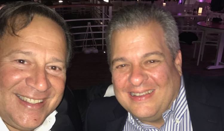 Desde Francia, el expresidente Varela le envió una foto junto a un amigo a Humbert, y le preguntó que a "dónde le depositaban su  parte".