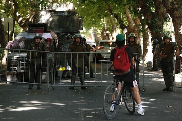 Desde la distancia, lanzaron proclamas en contra del Ejecutivo y del presidente, a quien pidieron su renuncia.