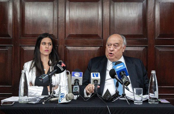 Humberto Calderón Berti (d), exembajador en Colombia del jefe del Parlamento de Venezuela, Juan Guaidó, habla durante una rueda de prensa en compañía de su nieta Estefanía, en Bogotá (Colombia). Calderón Berti se desmarcó de la gestión del jefe del Parlamento Juan Guaidó, quien le destituyó este miércoles y reconoció que su relación con él "hace meses que no existe". Guaidó le comunicó en una carta publicada que lo destituía alegando "modificaciones" en su política exterior. FOTO/EFE