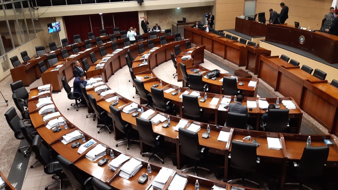 Las cuatro bancadas del parlamento se reunieron antes del inicio del proceso de ratificación. Foto: Francisco Paz.