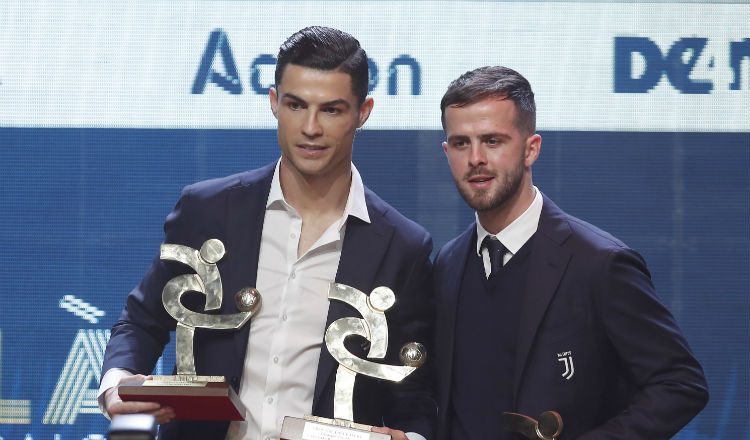 Cristiano Ronaldo durante la gala del fútbol italiano Foto AP