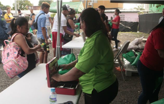 Los jamones picnic que está vendiendo el Instituto de Mercadeo Agropecuario tienen un costo de ocho dólares la unidad. Víctor Arosemena