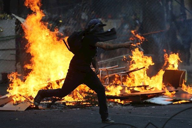 "Entiendo que haya miedo a salir a la calle y protestar, pero hay que seguir metiendo presión al presidente hasta que venzamos", dijo a Efe Romina Sánchez, trabajadora de la aduana.