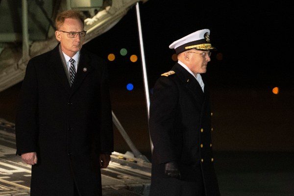 El Secretario Interino de la Armada, Thomas Modly, a la izquierda, y el Almirante de la Armada Michael Gilday, Jefe de Operaciones Navales, participan en la transferencia digna para el Alférez de la Armada Cameron Scott Walters, el marinero Mohammed Sameh Haitham y el aprendiz de marinero Cameron Scott Walters. FOTO/AP