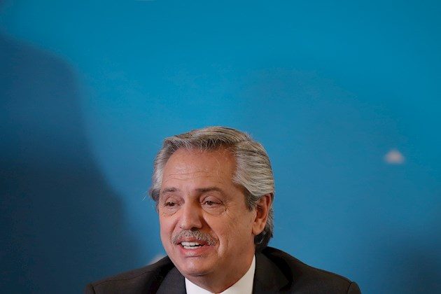 "La verdad es que lo único que vieron los mercados es lo que es evidente: que el Estado nacional argentino está impedido de poder pagar en tiempo y forma, y el riesgo de caer en el default (cese de pagos) es muy alto", añadió.