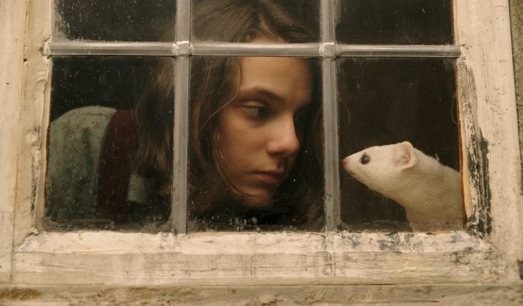 Protagonizada por Dafne Keen.