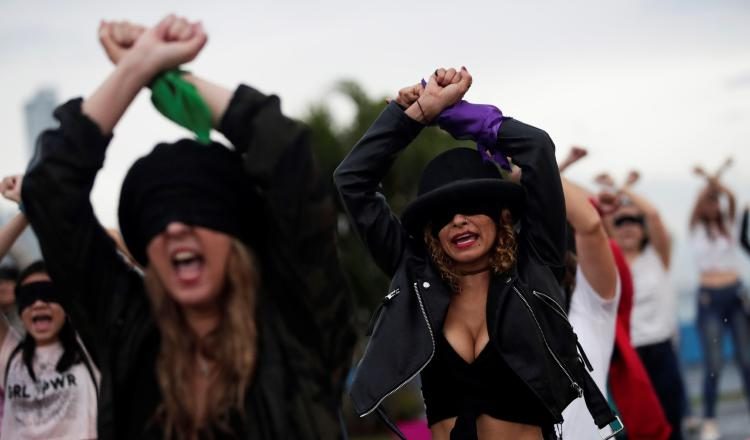 El movimiento de feministas panameñas realizó  la coreografía "Un violador en tu camino", el pasado 6 de diciembre en la Cinta Costera.  /EFE- Bienvenido Velasco