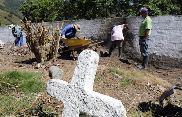 Según este tribunal, creado a instancias del acuerdo de paz firmado en noviembre de 2016 entre el Gobierno y la guerrilla FARC, los trabajos en el cementerio de Dabeiba dejan hasta el momento "la exhumación de siete cadáveres completos de presuntas víctimas de estos hechos".