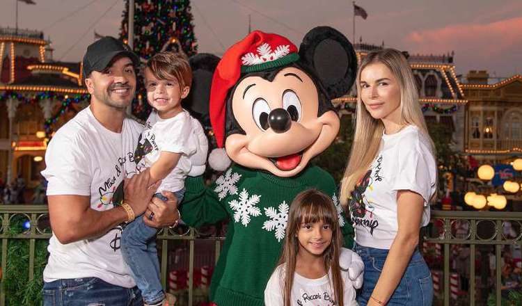 Luis Fonsi y su familia.