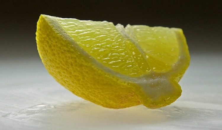 Utiliza una rodaja de limón para refrescar tu aliento, sino tienes a mano tu cepillo. Pixabay