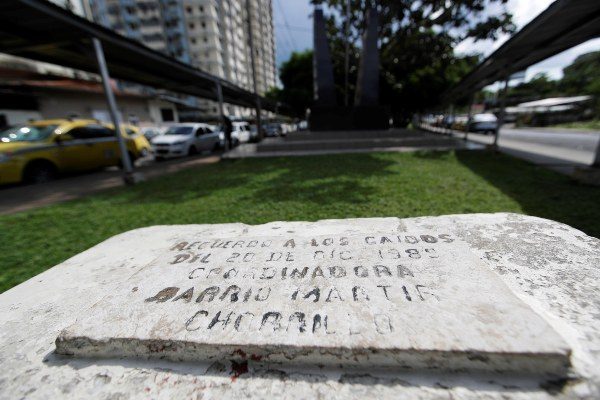 Vista de una placa conmemorativa a la invasión de los Estados Unidos al barrio del Chorrillo el 20 de diciembre de 1989 en Ciudad de Panamá. FOTO/EFE