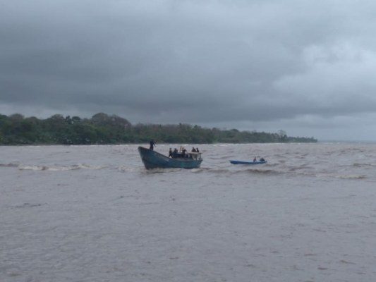 Gilberto Moreno sobrevivió toda la noche amarrado a la nave volteada, llamada "La Cape" donde transportaba ganado.