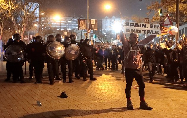 Manifestantes en los alrededores del Camp Nou de Barcelona. Foto:EFE