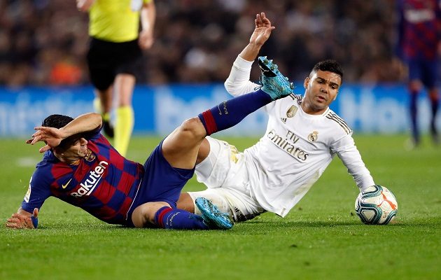 Luis Suárez  del Barcelona y Casemiro de Real Madrid disputan el balón. Foto:EFE