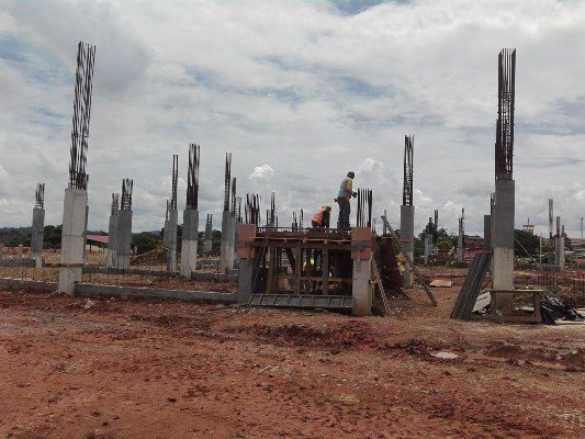 "La construcción está por el piso", dijo el alcalde Abdul Juliao, quien además de abogar por la creación de más fuentes de trabajo, denunció la contratación ilegal de extranjeros por parte de algunas empresas.